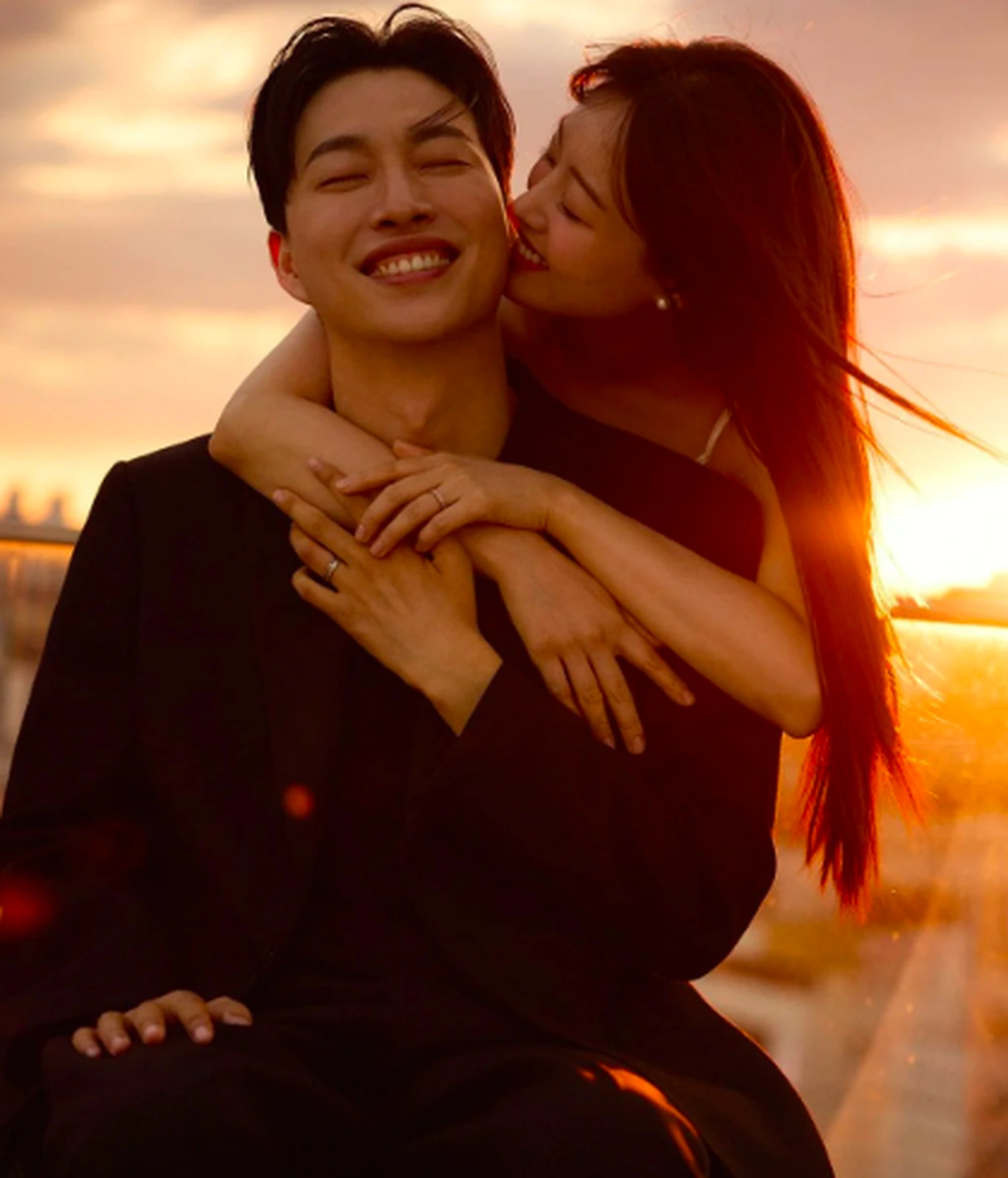 Hôn nhân cổ tích của nữ ca sĩ xinh đẹp Hàn Quốc và YouTuber ngồi xe lăn